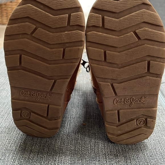 Cat and Jack size 7 shearling and suede style boots - Picture 3 of 4